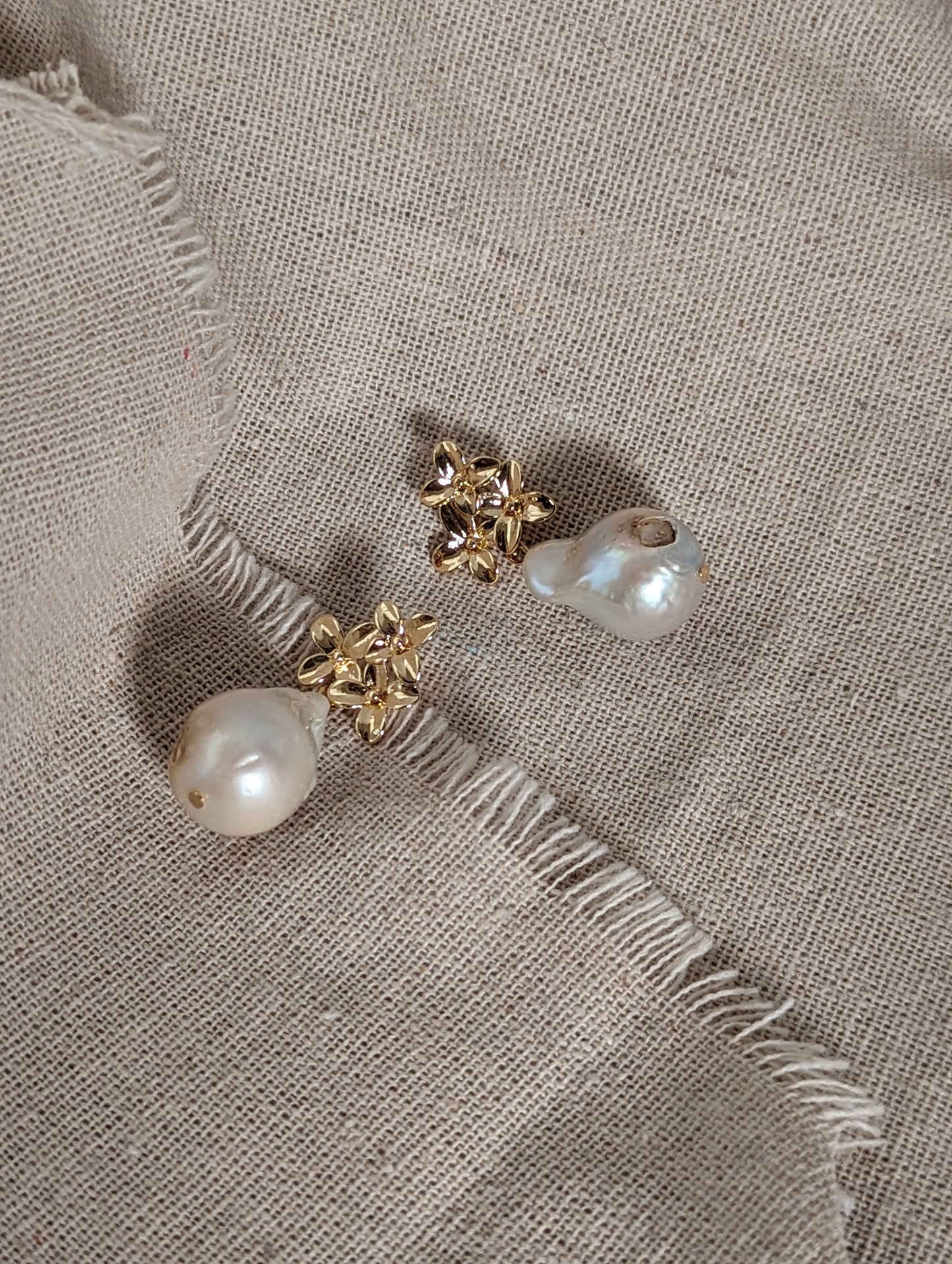 Chloe - Flower Cluster & Pearl Earring