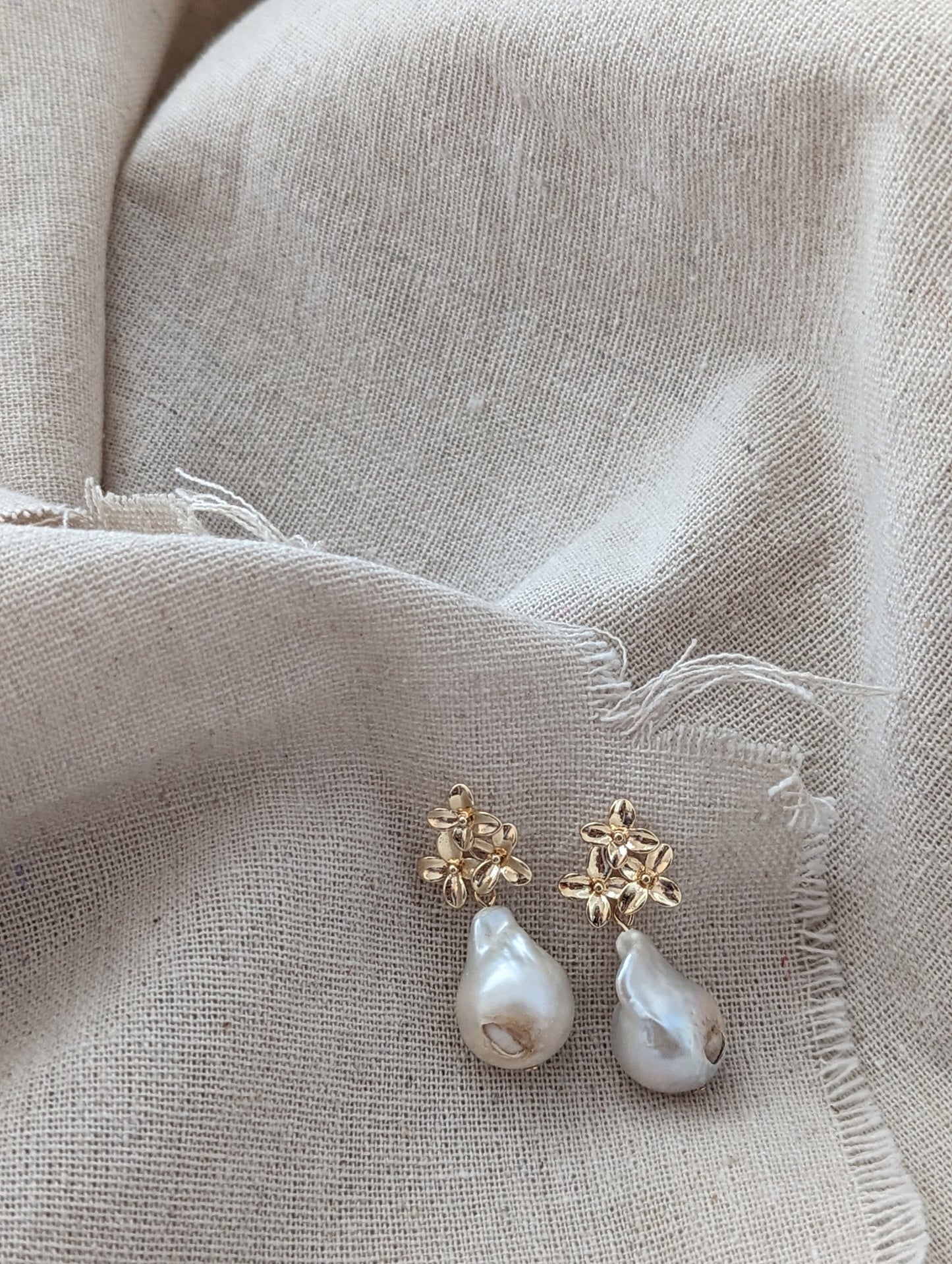 Chloe - Flower Cluster & Pearl Earring